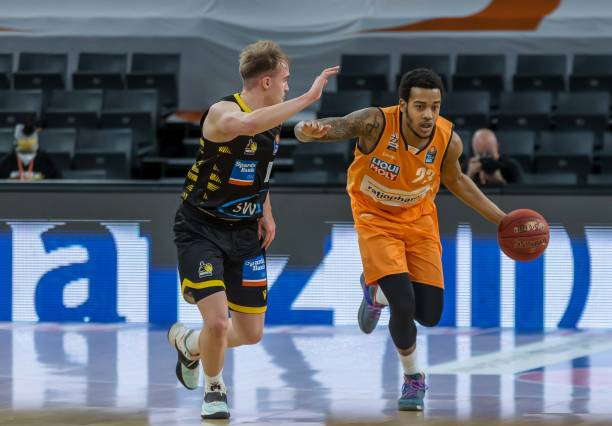 而詹姆斯作 而詹姆斯作