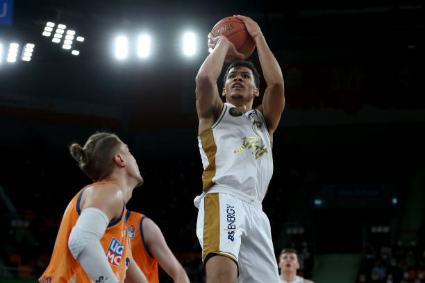 队在战术执 队在战术执